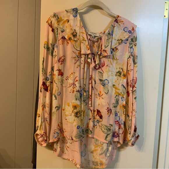 Haute Hippie Sz XXS Feminine flowy blouse. Ruffles front and back 100% viscoses. - Picture 3 of 6